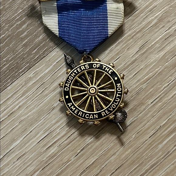 Vintage Daughters Of The American Revolution Ribbon GF Medals/Pins - Picture 5 of 8